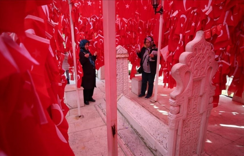 GELİBOLU' DA BAYRAKLI BABA’YA ZİYARETÇİ AKINI    