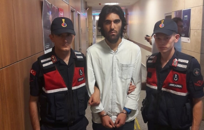 Türk Bayrağı'nı yakan şahıs yakalandı