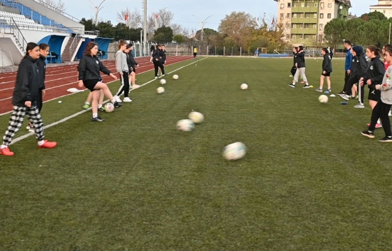BİGA BELEDİYESİ KIZ FUTBOL KURSUNA YOĞUN İLGİ