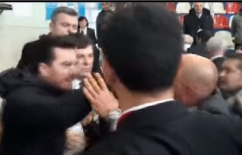 İYİ PARTİ KONGRE SALONU KARIŞTI, SALONDAKİ GERGİNLİK SALON DIŞINDA DA DEVAM ETTİ